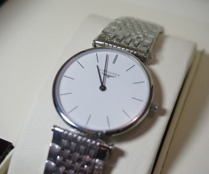 带有QUARTZ字母的手表是什么手表品牌