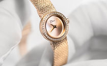 La D de Dior Satine系列高级腕表 环绕手腕的金属缎带