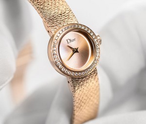 La D de Dior Satine系列高级腕表 环绕手腕的金属缎带