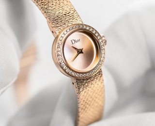 La D de Dior Satine系列高級腕表 環繞手腕的金屬緞帶