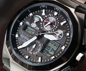 酷炫時尚 西鐵城U600黑炫版光能電波腕表