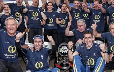理查德·米勒庆祝雷诺E.Dams车队赢得2015-16赛季国际汽联电动方程式锦标赛车队年度总冠军