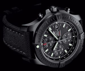 暗黑戰衣 威猛新作 百年靈挑戰者自動計時黑鋼腕表