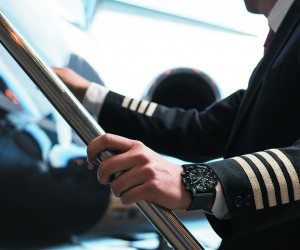 百年靈航空飛行計時黑鋼腕表