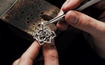 镂空花瓣是轻抚肌肤留下的珍贵烙印——Piaget 玫瑰戒指