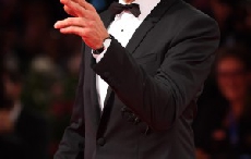 杰瑞米•雷纳佩戴积家腕表 出席第73届威尼斯国际电影节《降临》首映