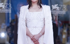 赵薇佩戴积家古董高级珠宝女装腕表 出席第73届威尼斯国际电影闭幕红毯