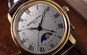 康斯登推出全新百年典雅系列月相显示自动腕表