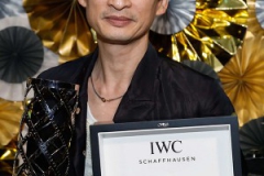 詹姆斯•马斯登在新加坡国际电影节向陈英雄 颁发首座“ IWC杰出电影人”大奖
