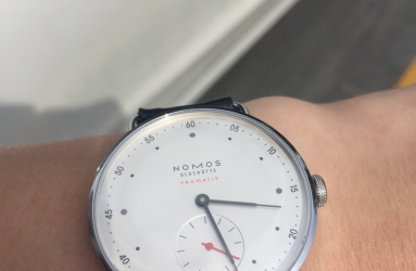 非常適合搭配襯衣 NOMOS 1102作業