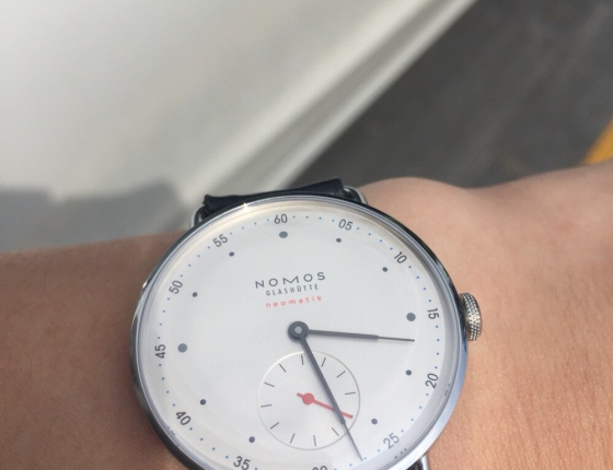 非常适合搭配衬衣 NOMOS 1102作业