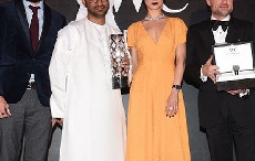 欧嘉·柯瑞兰寇在迪拜国际电影节上宣布阿卜杜拉·哈桑·艾哈迈德为第五届“IWC杰出电影人”大奖得主