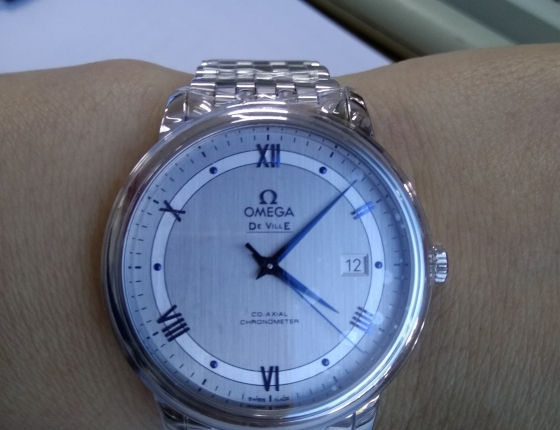 经一系列家庭采购程序 入手新款欧米茄蝶飞灰盘蓝针 424.10.40.20.02.001腕表