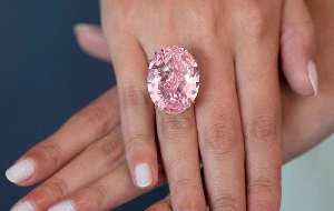 这颗粉钻可能满足了你对钻石的所有幻想！