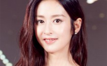 颖儿佩戴I Do钻石珠宝甜美亮相《一粒红尘》发布会 