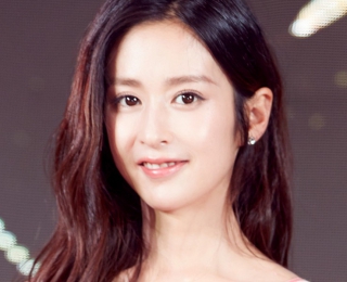 颖儿佩戴I Do钻石珠宝甜美亮相《一粒红尘》发布会 