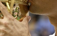 传奇诞生：罗杰·费德勒佩戴劳力士Datejust 41腕表亲吻温布顿网球赛冠军金杯