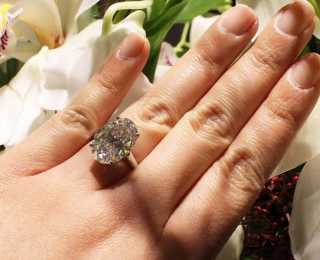 如何挑选一款适合手形的订婚戒指
