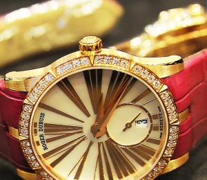 羅杰杜彼王者系列玫瑰金鑲鉆自動腕表現貨 更會有玫瑰金同款腕表正在熱賣 