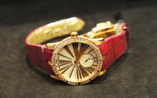 罗杰杜彼王者系列玫瑰金镶钻自动腕表现货 更会有玫瑰金同款腕表正在热卖 
