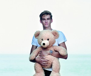 欧米茄名人大使普雷斯利·格伯 (Presley Gerber) 揭幕全新超霸系列38毫米“奥比斯”腕表