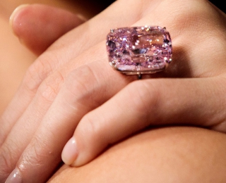 世界上最大浓彩粉钻将花落谁家——苏富比日内瓦秋季拍卖举行在即