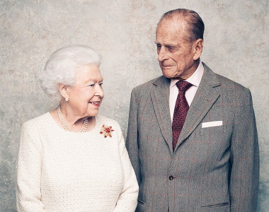 70周年白金婚纪念，女王用实力证明了戴着胸针的肩膀并不孤单