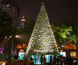 蒂芙尼不仅首次在华举行圣诞点灯仪式，竟和木偶还有一段奇遇！