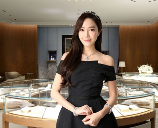 人气演员、歌手郑秀妍Jessica优雅出席CHAUMET台北101购物中心全新概念店揭幕仪式