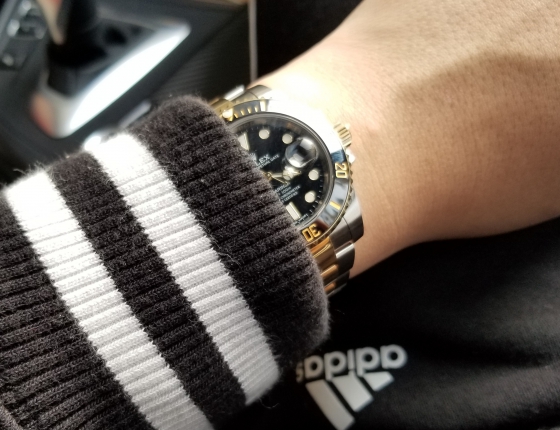 趁着休息日 上两张间金鬼搭配运动休闲装的照片