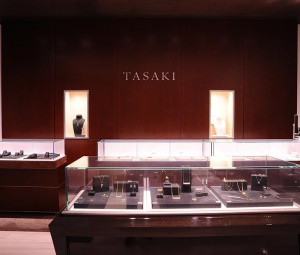 进店去看看周冬雨和林依晨都戴过的TASAKI耳环怎么样
