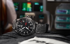 全时救援 全新豪利时 Rega GMT 限量版腕表，为 24 小时空中救援跨时区计时