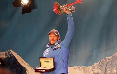 国际滑雪联会官方计时浪琴表恭贺在文根速降赛排首三名的滑雪手
