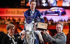 瑞士骑师MARTIN FUCHS在苏黎世梅赛德斯CSI马术赛的浪琴表大奖赛中胜出
