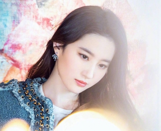 气质女神刘亦菲佩戴TASAKI珠宝，仙气飘飘