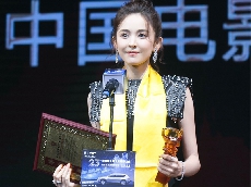 古力娜扎佩戴海瑞温斯顿珠宝荣获第23届华鼎奖“中国电影年度突破演员”