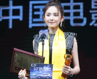 古力娜扎佩戴海瑞温斯顿珠宝荣获第23届华鼎奖“中国电影年度突破演员”