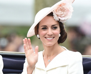 听说凯特王妃预产期将近，但我更对她戴的马贝珍珠感兴趣