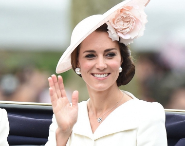 听说凯特王妃预产期将近，但我更对她戴的马贝珍珠感兴趣