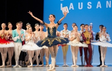 指尖舞芭蕾 洛桑国际芭蕾舞大赛获奖者参观艾米龙工厂