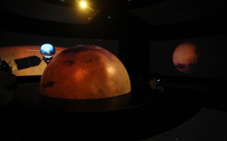 太空传奇 欧米茄亮相《星球奇境》宇宙特展