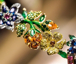 为了重现凡尔赛宫花园盛景，迪奥的设计师用了二十种宝石