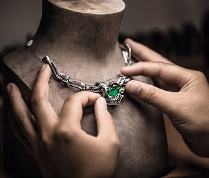 真丝幻化成珠宝，Soie Dior讲述订制时装与珠宝工艺的不解之缘