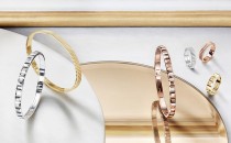 宝诗龙Quatre Radiant Edition以单色调设计，呈现立体感造型