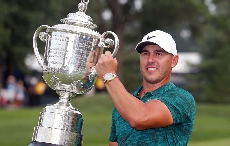 布鲁克斯・科普卡佩戴劳力士Sky-Dweller腕表 捧起PGA锦标赛冠军奖杯