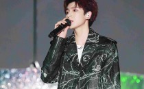品牌大使王源佩戴Chopard萧邦Ice Cube系列亮相TFBOYS“1826+开始·想象”五周年演唱会