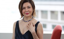 关之琳佩戴The Peacock Necklace喀什米尔天然蓝宝石项链，领衔佳士得香港瑰丽珠宝及翡翠首饰秋季拍卖