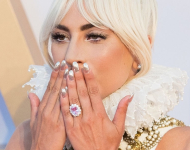 粉红色蓝宝石订婚戒指：它是如何打开Gaga公主心的？