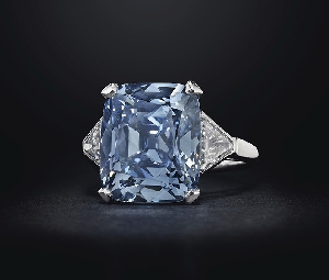 一枚BVLGARI宝格丽华美蓝钻戒指于纽约佳士得拍得1800万美元