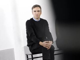 Raf Simons离开Calvin Klein，社交媒体压迫下的60后设计师